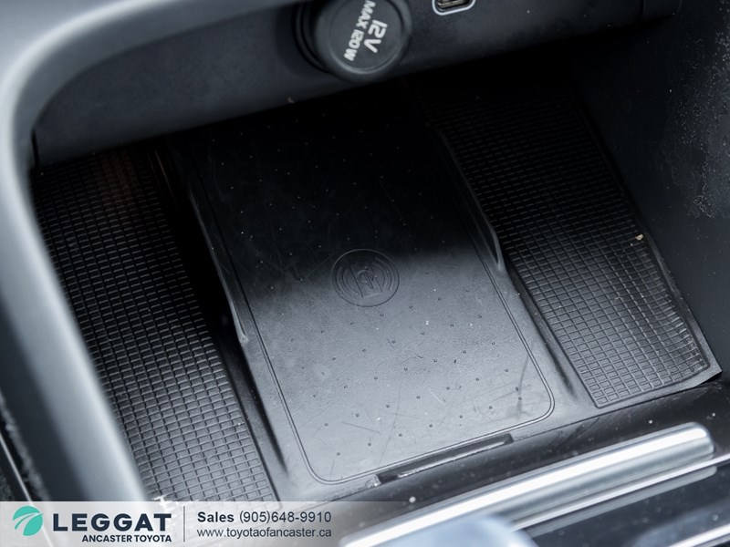 2025 Volvo XC40 B5 AWD Ultra Dark Theme