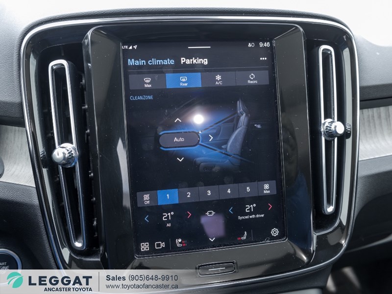 2025 Volvo XC40 B5 AWD Ultra Dark Theme