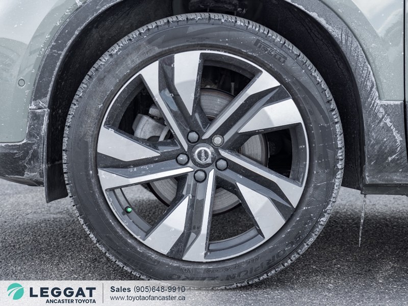 2025 Volvo XC40 B5 AWD Ultra Dark Theme