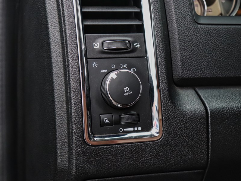 2016 RAM 1500 Laramie Longhorn | 4X4 | 3.0L | ROOF | NAV | 20s