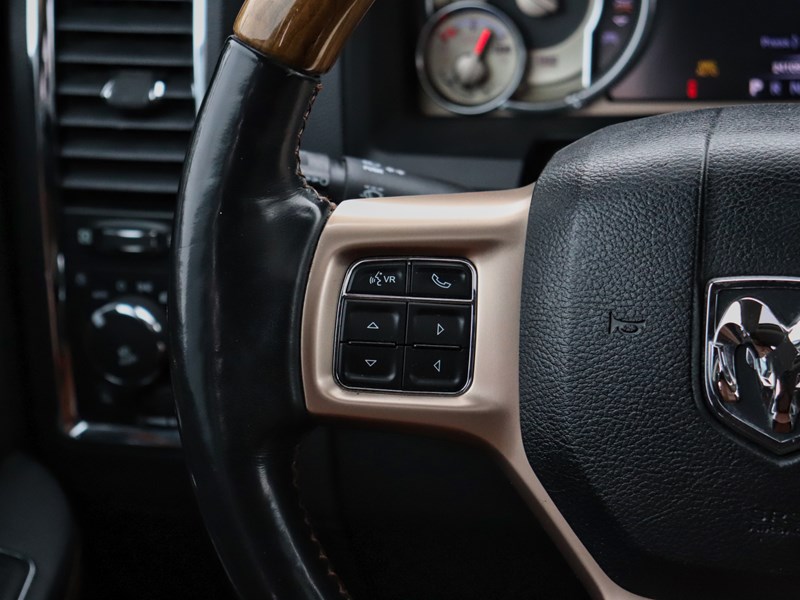 2016 RAM 1500 Laramie Longhorn | 4X4 | 3.0L | ROOF | NAV | 20s