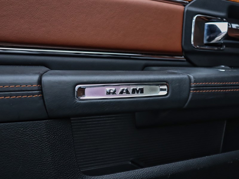 2016 RAM 1500 Laramie Longhorn | 4X4 | 3.0L | ROOF | NAV | 20s