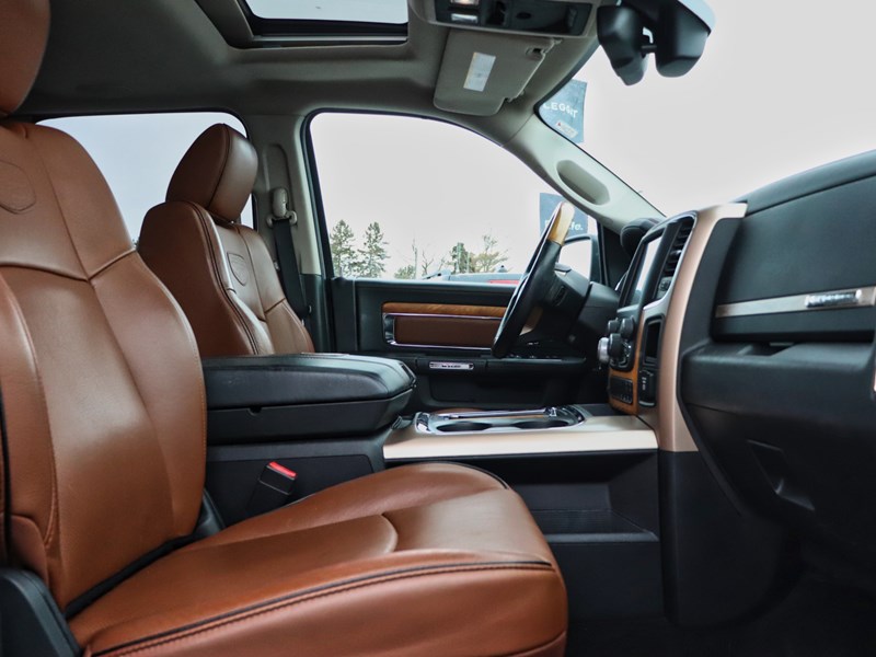 2016 RAM 1500 Laramie Longhorn | 4X4 | 3.0L | ROOF | NAV | 20s