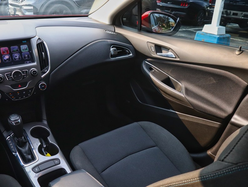 2018 Chevrolet Cruze LT | 1.4L | ROOF | TECH PKG | CONV PKG