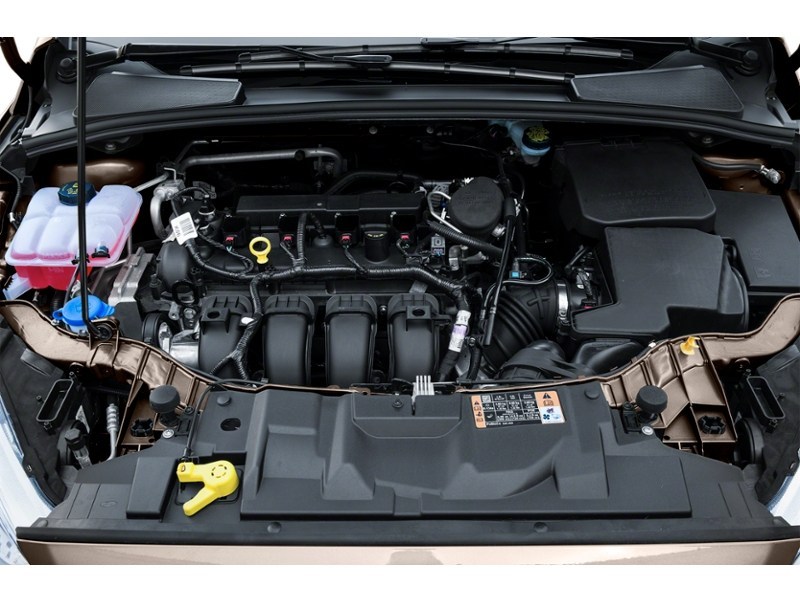 2015 Ford Focus 4dr Sdn SE Exterior Shot 3